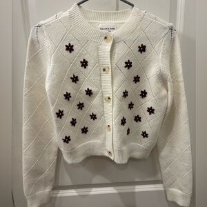 NWT Willow & Wind White Sweater with burgundy embroidered Flowers- M